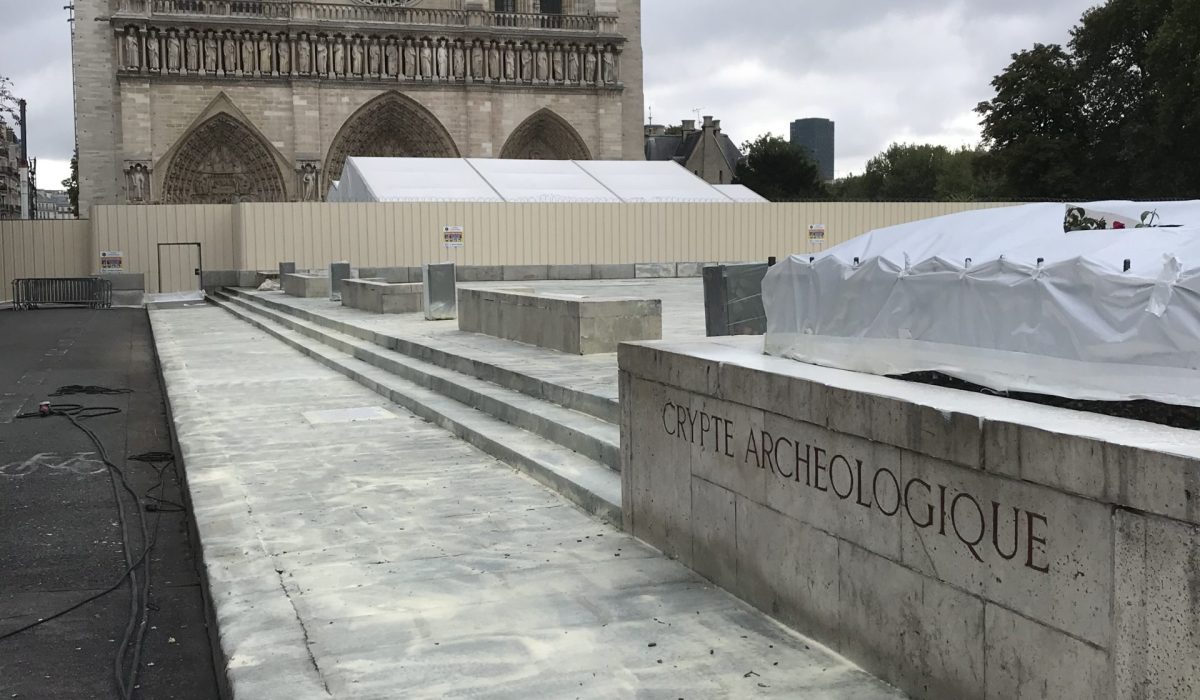 Déplombage du parvis de la Cathédrale Notre-Dame de Paris